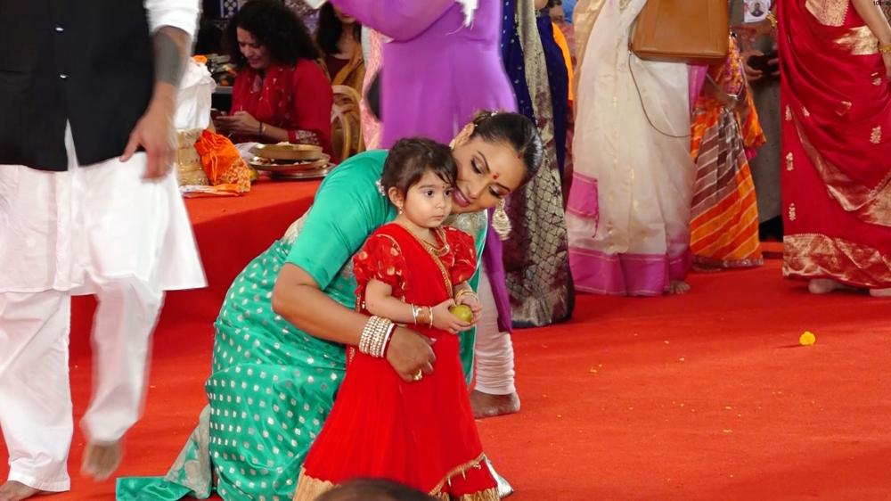 bipasha-basu-and-karan-singh-grover-celebrate-durga-puja-with-joy-and-devotion